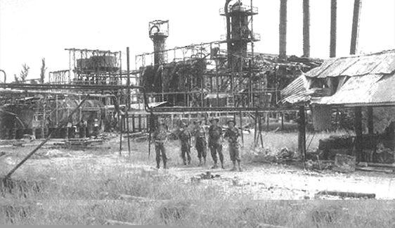 Men of the Australian 2/13 Infantry Battalion at the badly damaged Lutong Refinery at Miri.